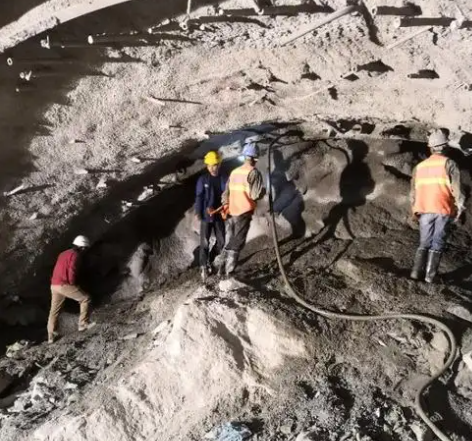 三家镇隧道拱顶带模注浆料，微膨胀注浆料的特点及施工工艺